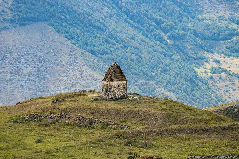 Некрополь на окраине поселка Цамад