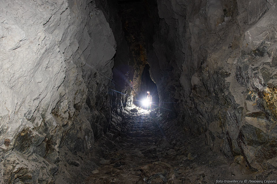 Штольня №3 Джимидонского месторождения довольно безопасная, обвалов 
особо нет, только в некоторых частях