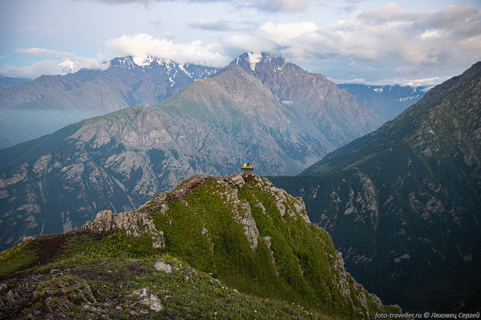 Скамейка над пропастью с красивым видом - обычное дело на Кавказе