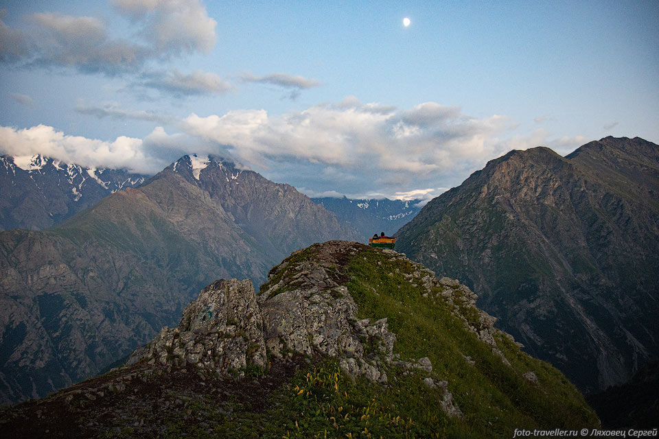 Гребень горы Кайхох (2550 м), расположеный над Архонским перевалом,

является популярным местом для встречи заката и хорошей смотровой точкой на окружающие 
горы