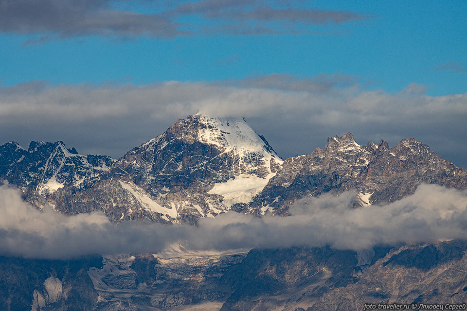 Вершина Уилпата (4649 м).
Вид со стороны Архонского перевала.