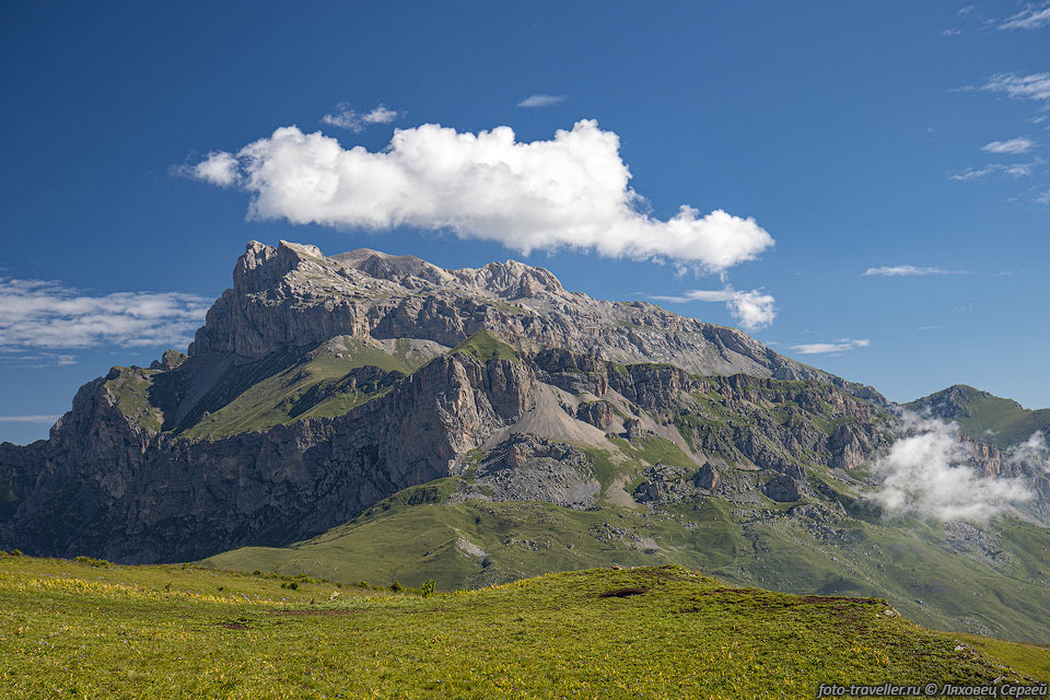 Гора Каривхох в Северной Осетии весьма перспективное место для 
поиска пещер.
Высоты до 3438 м.