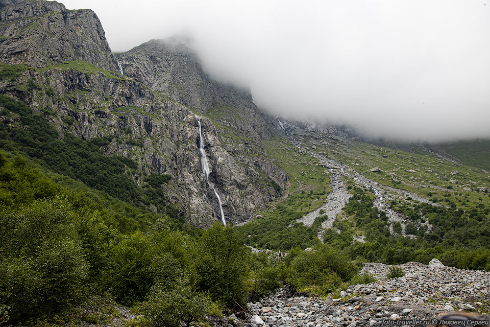 Малый Зайгеланский водопад.
Не далеко от водопадов, вверх по долине видны устья штолен.