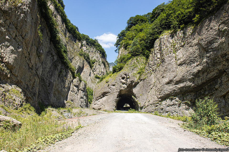 Один из заброшенных автодорожных туннелей в самом узком месте 
Кармадонского ущелья.