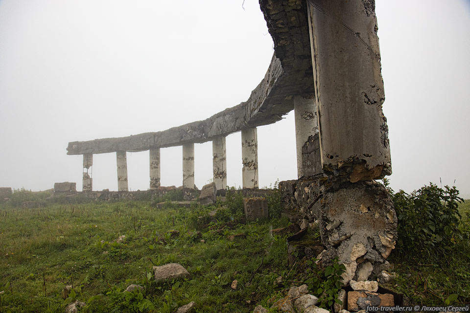 Руины РЛС Кертмен на плато Кинжол.
Туристское название Стоунхендж.