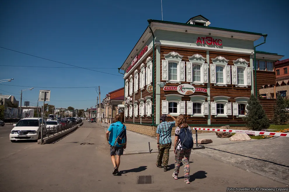 На самолете прилетели в Иркутск. День гуляем по городу, смотрим
различные достопримечательности.
Город находится в Восточной Сибири, на берегах реки Ангары в месте впадения притока 
Иркута, от которого и пошло название города.
В 66-ти километрах на восток находится озеро Байкал.