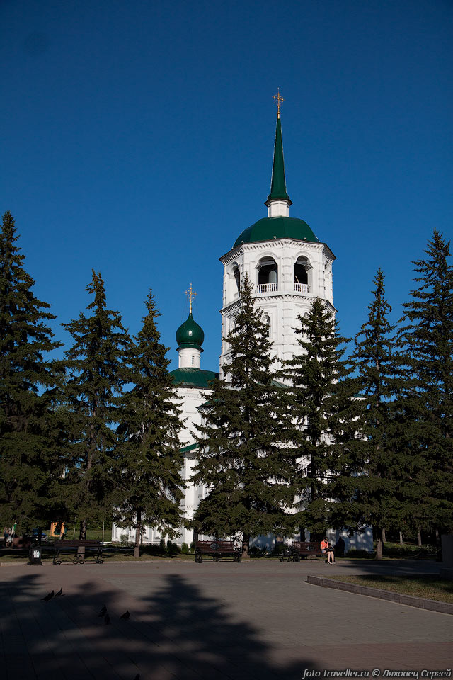 Спасская церковь находится на Нижней набережной.
Это одно из первых каменных сооружений Иркутска.