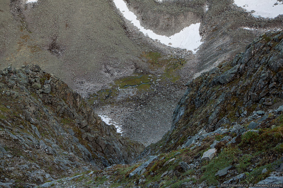 Разведка перевала Туманный по темному кулуару с огромным расклиненным 
камнем. 
Вид на поляну в истоках реки Быйики с лагерем 4.
