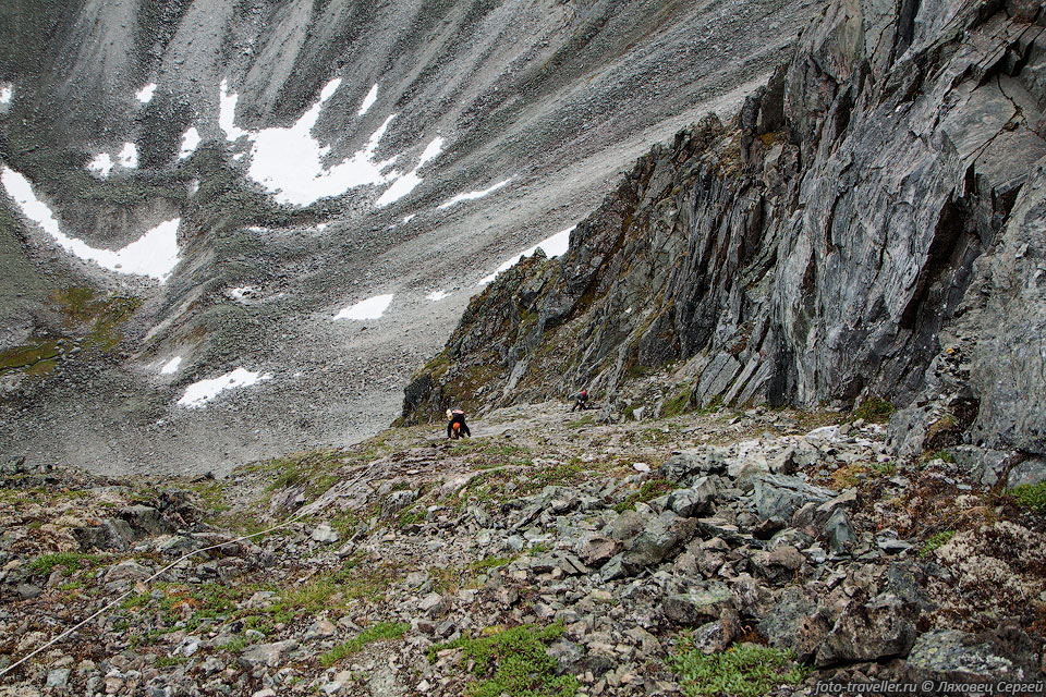 Последняя веревка при подъеме на перевал Туманный со стороны реки 
Быйики.
Без рюкзака легко идется пешком.