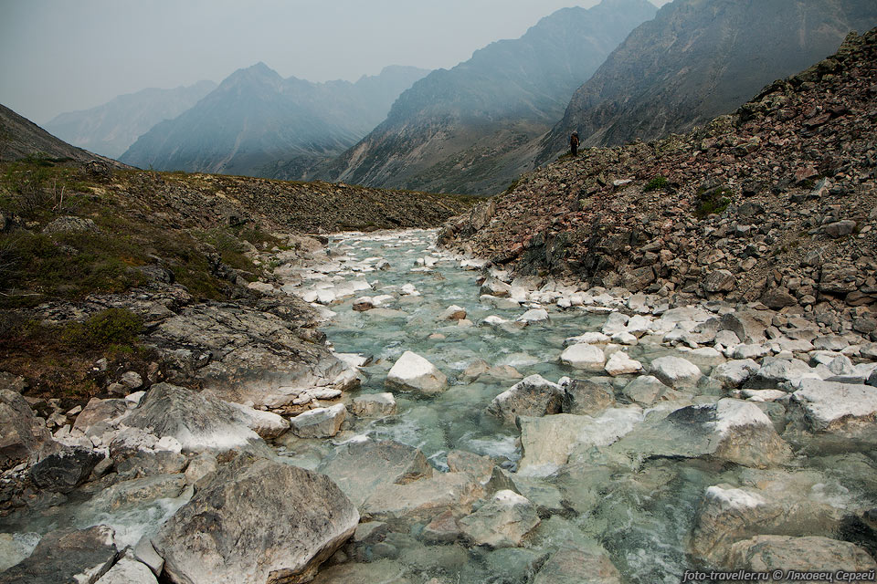 Подъем по притоку реки Дугуя к перевалу Солнечный.
Река в притоке имеет какие-то минеральные белые отложения.