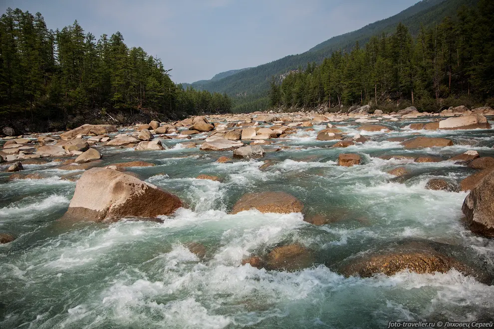 Воды в речке Апсат маловато, по берегам видно, что обычно больше
бывает