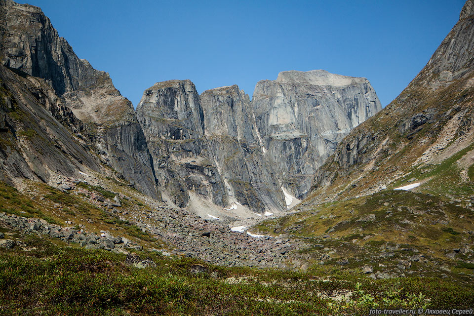 Скалы в истоках ручья Сказочный, рядом с перевалом Лунный
