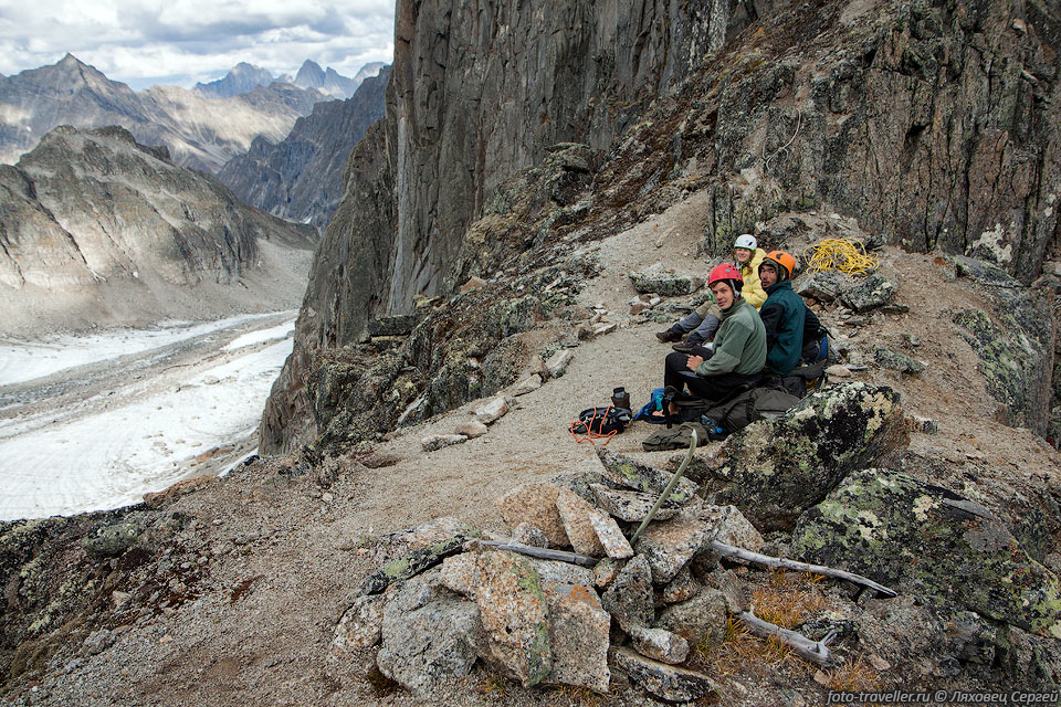 На перевале Четырех (2515 м, 2А) есть место для палатки, видно, 
что его часто ходят. 
Перевал имеет категорию 1Б, но из-за отступления ледника (что замечается во всех 
последних отчетах), перевал сейчас соответствует 2А.