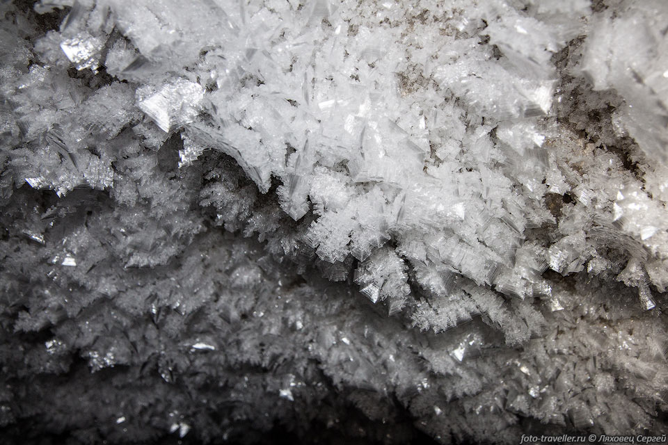 Стены покрыты огромными снежинками и кристаллами льда