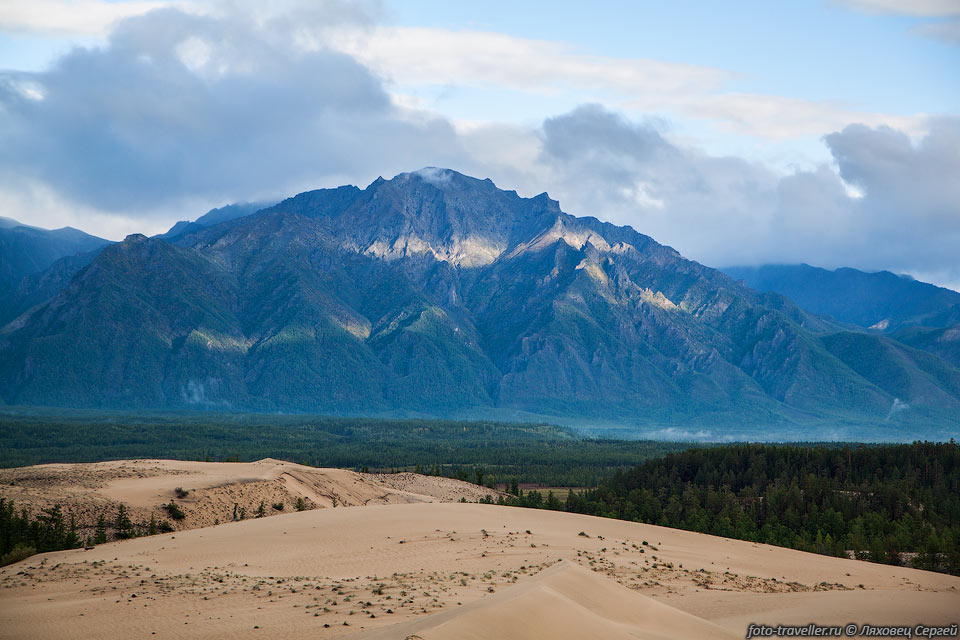 Грозные вершины Кодара возвышаются над Чарскими песками