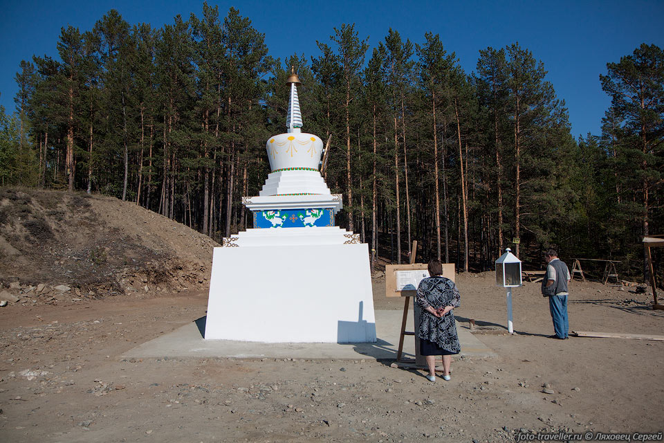 Маленькая буддийская ступа возле дороги Северобайкальск - Слюдянские 
озера