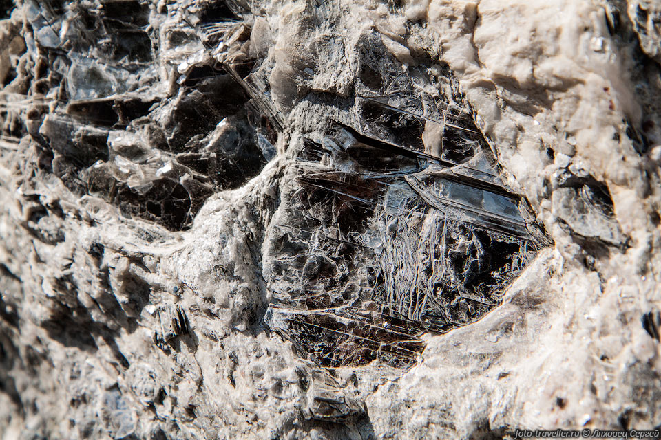 Слюда - слоистый минерал, относятся к алюмосиликатам, большинство 
имеет в составе калий, но прозрачность и цветность у них различная. 
Распространены четыре вида слюды: мусковит, биотит, флогопит, лепидолит. 
