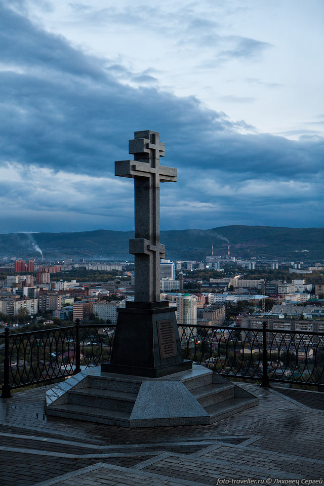 Крест на вершине Караульной горы в Красноярске.
Ежедневно ровно в 12 часов рядом стреляет пушка.