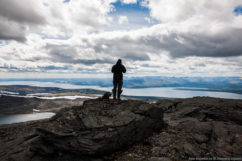 С вершины Ангвундасчорр (1120 м, по GPS 1137 м) хорошо видно Хибины