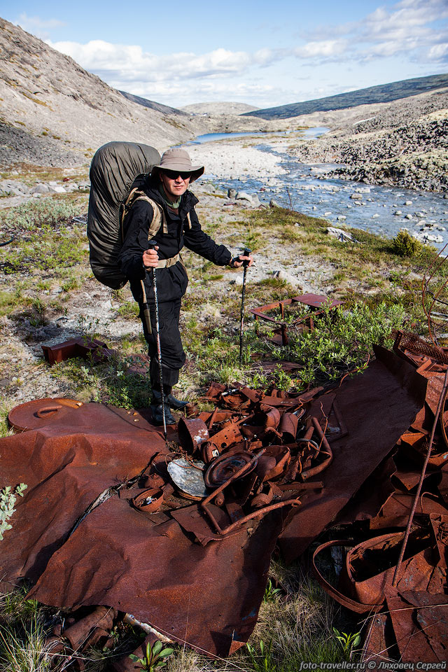 По долине реки Кальйок разбросано множество всякого железа оставленного 
геологами