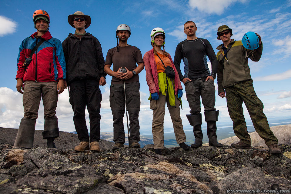 Группа на перевале Центральный Лявочорр (900 м, по GPS 899 м, 
1А)
