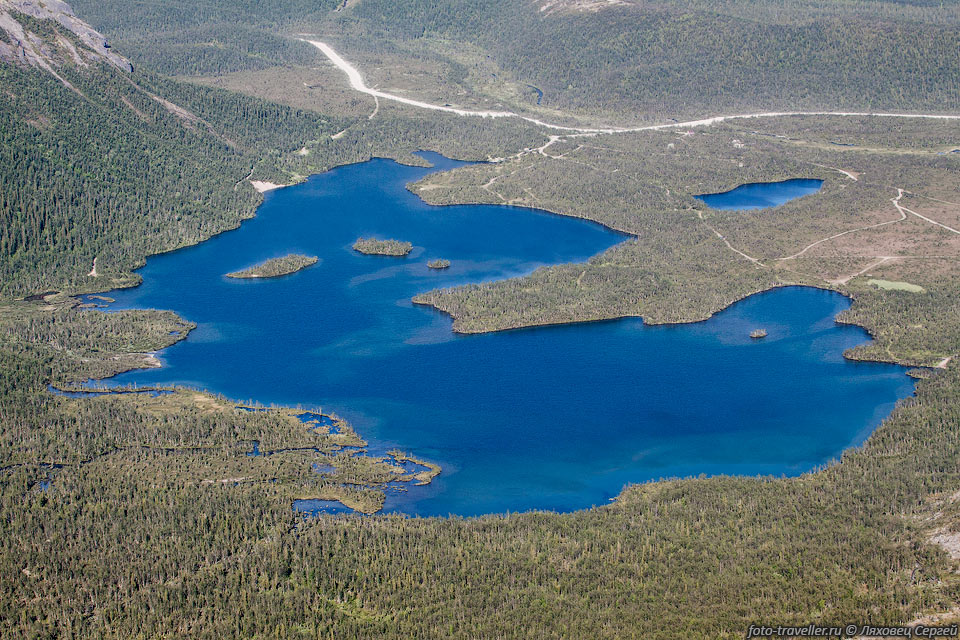 Красивый вид на озеро Малый Вудъявр открывается с кромки плато 
Тахтарвумчорр