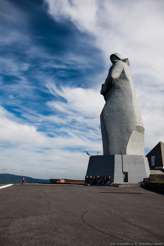 Памятник Героям Заполярья (Солдат Алеша) находится на сопке,

открывается красивый вид на залив и Мурманск