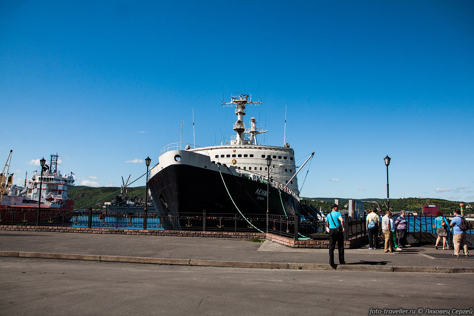 Атомный ледокол Ленин - первое в мире надводное судно с ядерной 
силовой установкой. 
Ледокол был построен в 1956 году, в первую очередь, для обслуживания Северного морского 
пути.