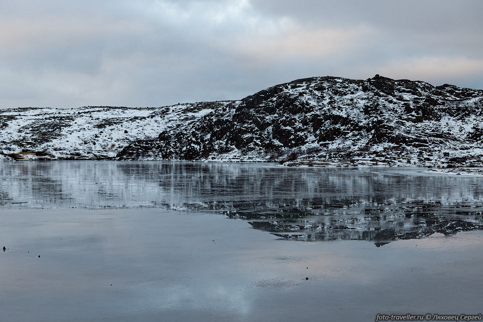Отражение во льду на озере Малое Батарейское.
От Териберки сюда около 4 км.