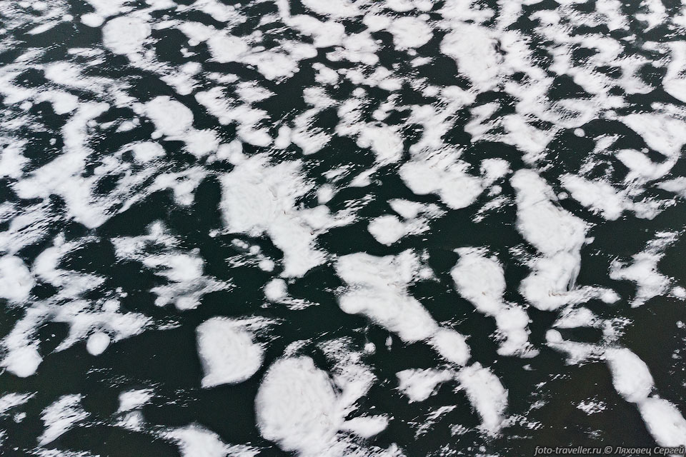 Наметы снега на льду озера Сопчъявр 