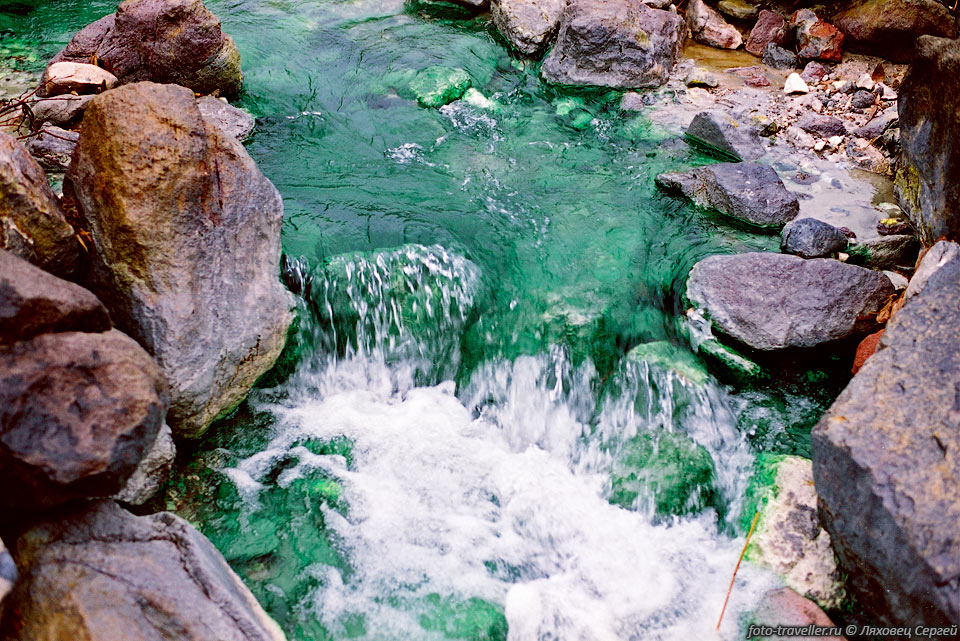За счет мелких водорослей,
дно горячей реки окрашено в зеленый цвет