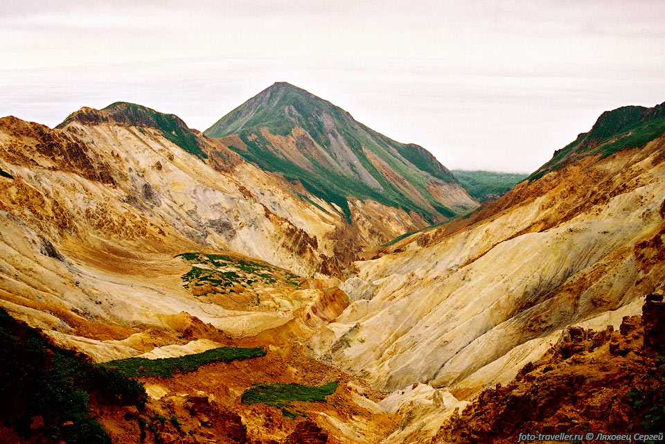 Разрушенный кратер вулкана Мачеха.