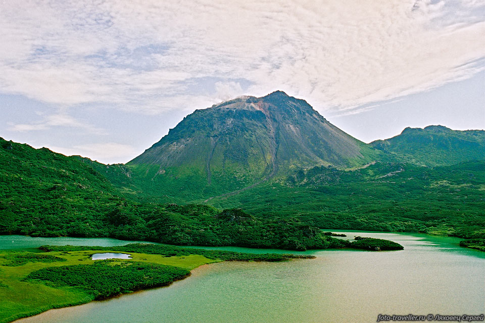 Над озером Лопастное возвышается грозный конус вулкана Иван Грозный.