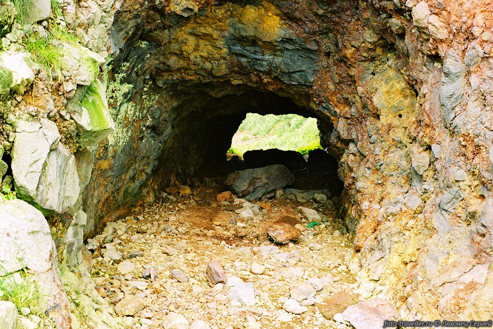 В Чертовых скалах японцами нарыто много туннелей, 
есть даже подземный зал, где во время войны располагался военный госпиталь