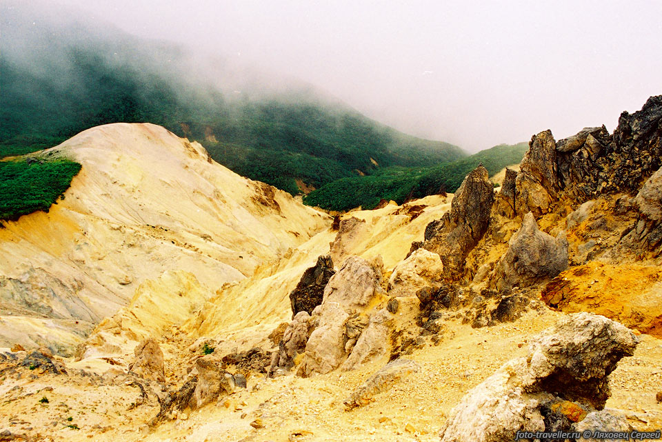 Склоны сопки Дымная (1031 м), 
расположенной возле вулкана Богдан Хмельницкий