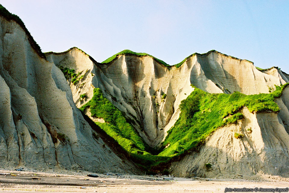 Скалы состоят из белой вулканической пемзы