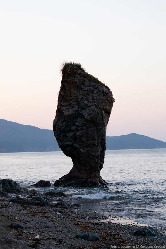 Камень прямо возле берега