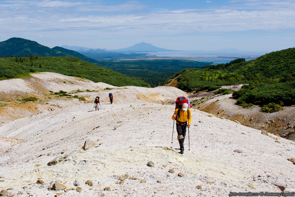 С северо-восточного фумарольного поля вулкана Менделеева открывается 
красивый вид в сторону вулкана Тятя.