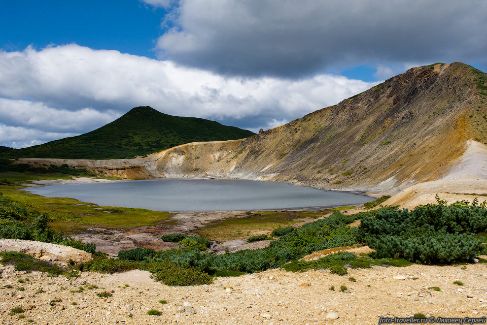 Вокруг озера Кипящее находится Центральное восточное фумарольное 
поле вулкана Головнина