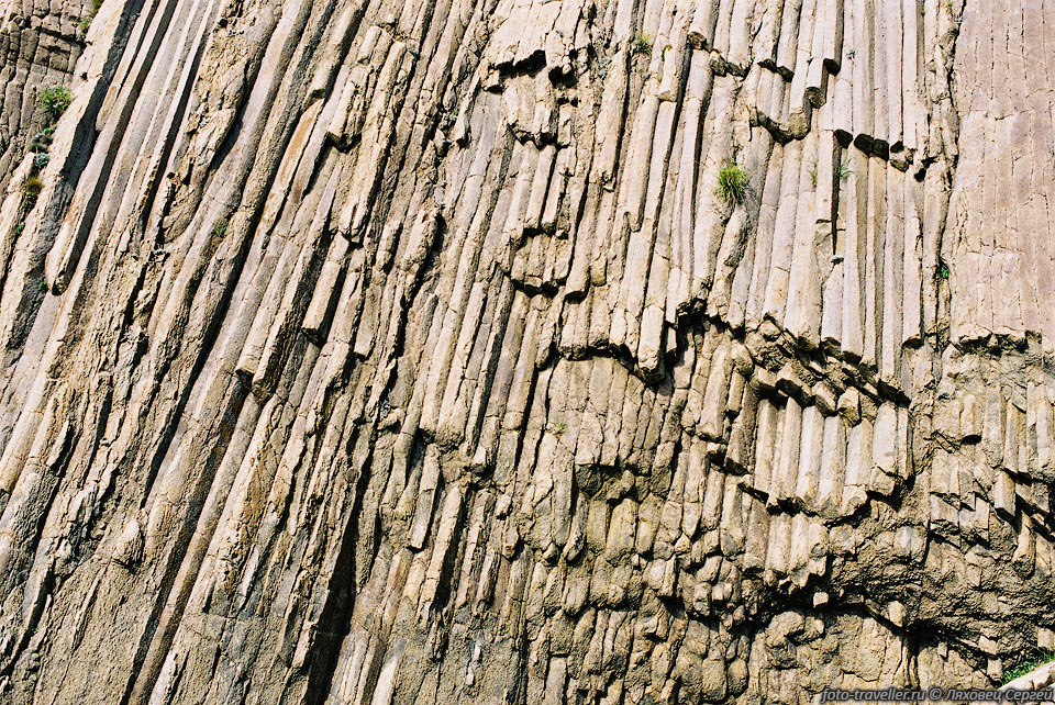 Мыс Столбчатый - это самое крупное на Курильских островах 
проявление кислого магматизма,
представляет собой экструзию со столбчатой отдельностью возрастом 5-6 млн. лет.