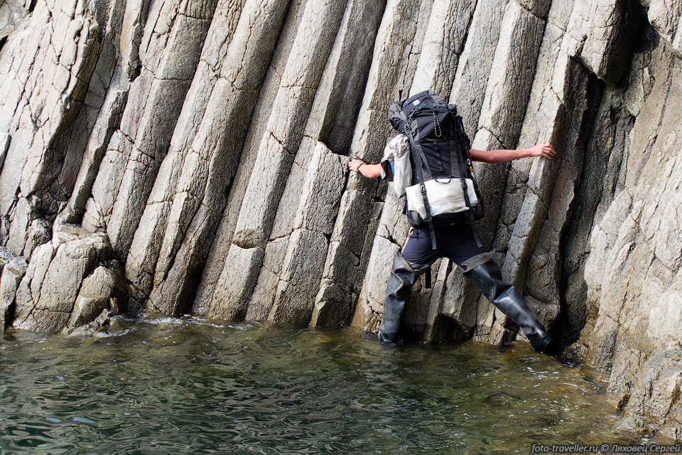 Прижимы как-то проходятся в сапогах по краю воды, или, что чаще, 
облазятся по скалам над водой. 
Иногда лезть с рюкзаком довольно непросто. 