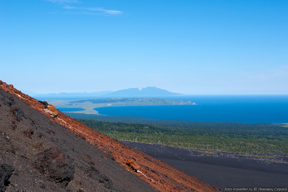 Вдали виден вулкан Берутарубе на острове Итуруп, 
отделенном от Кунашира проливом Екатерины