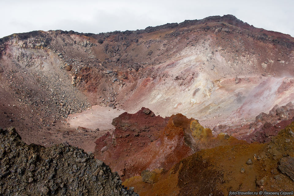На вершине Тяти (1819 м, по другим сведеньям 1822 м) находится 
кратер диаметром примерно 400-500 метров с крутыми стенками.
Со стороны подъема можно аккуратно в него спуститься.