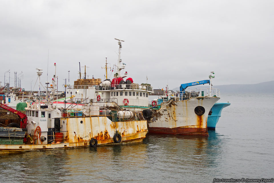 Ржавые корабли в порту Южно-Курильска