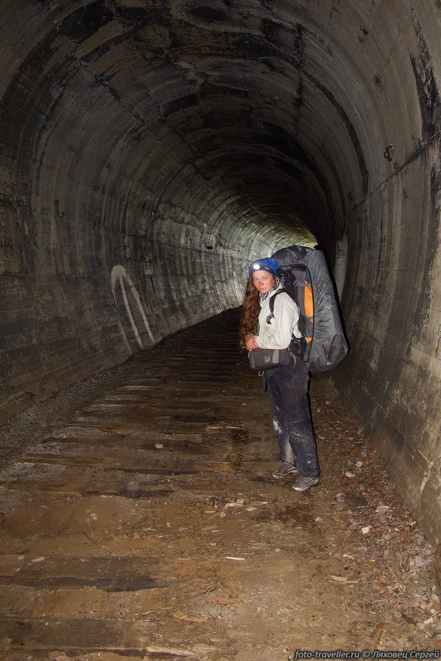 При прохождении тоннелей обязательно нужен фонарик - некоторые 
туннели очень длинные и с изгибами.
В некоторых туннелях ходить мешают разбросанные шпалы.