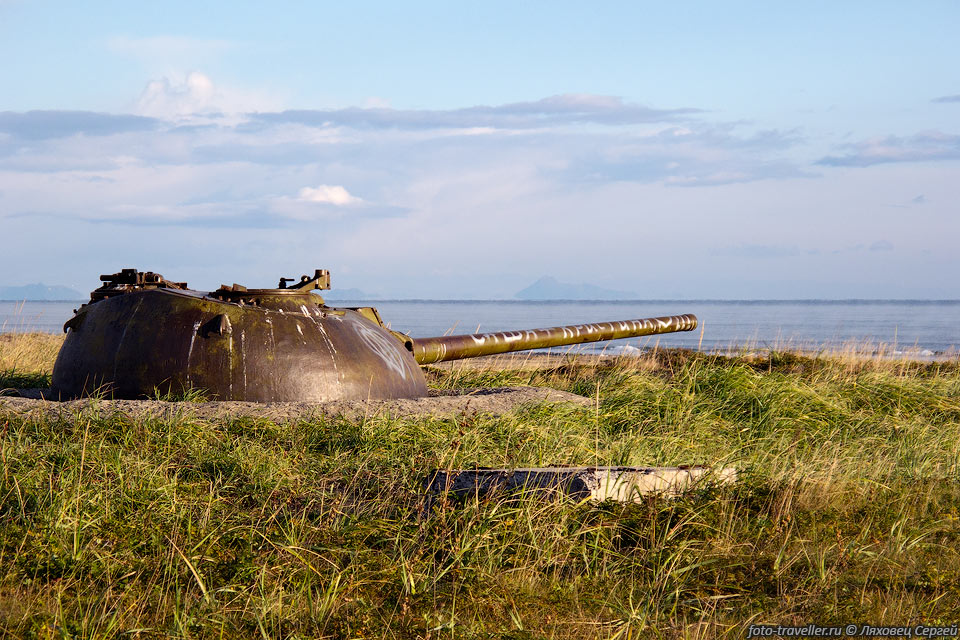 На берегу сохранились старые доты с башнями от танков