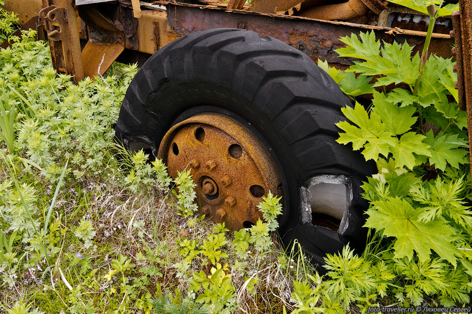 Сохранилось несколько резиновых колес марки "Bridgestone"