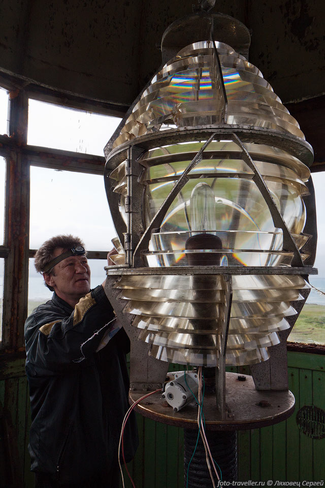 Лампа на маяке имеет мощность всего 500 ватт.
Рассеиватель правда необычный.