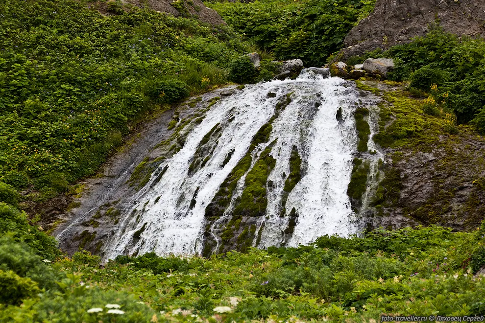 Водопад Алешина - место нашего ухода вглубь острова.
Водопад довольно пологий, снизу его плохо видно.