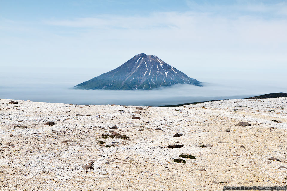 Вулкан Фусса.
Вид с кромки кальдеры вулкана Карпинского.